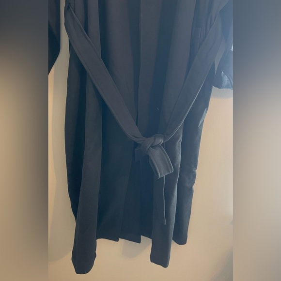 SKIMS Elegant Black Trench Coat - Picture 3 of 11